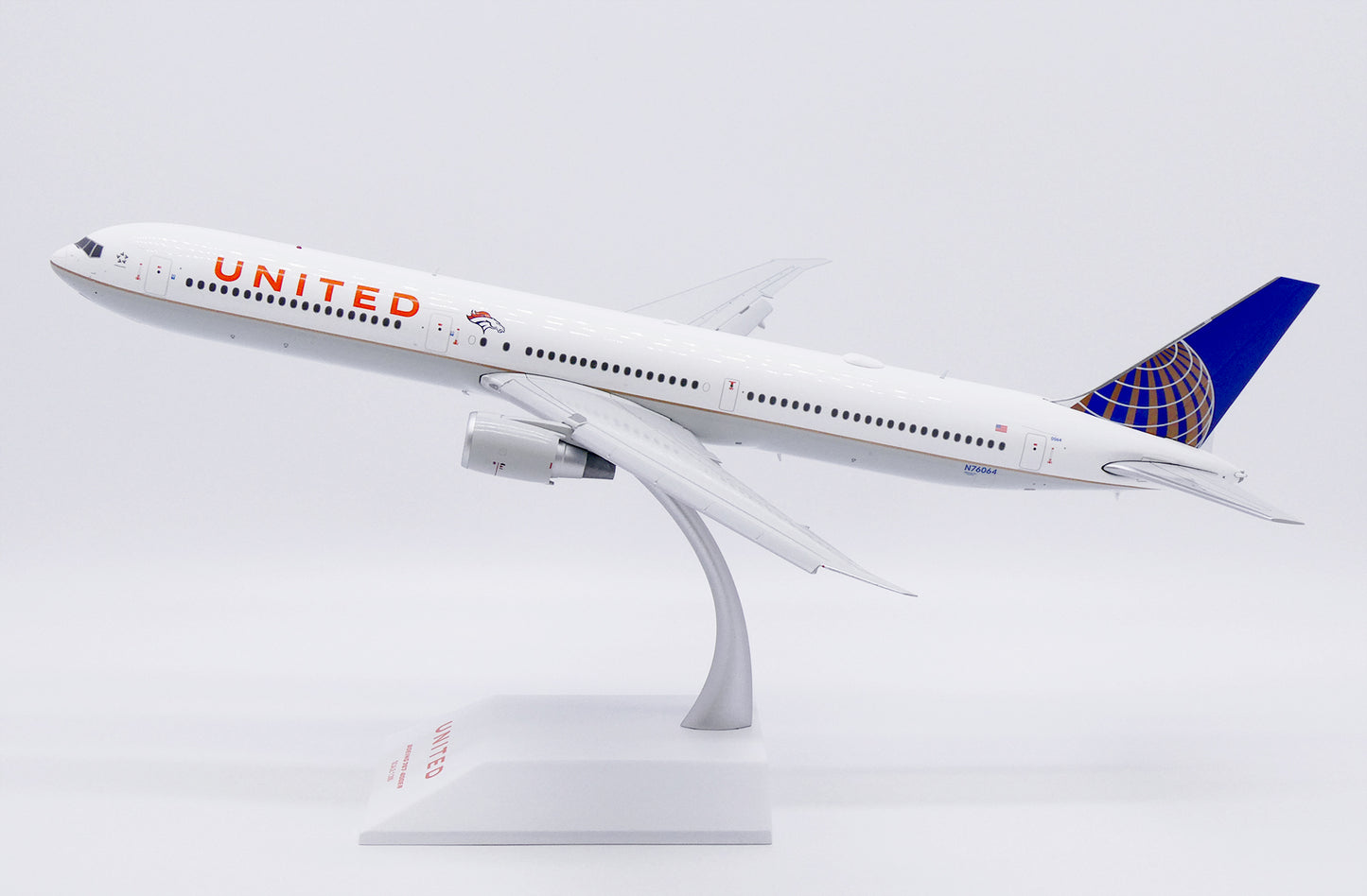 JC WINGS B767-400ER UNITED AIRLINES "DENVER BRONCOS" (FLAPS DOWN) REG: N76064