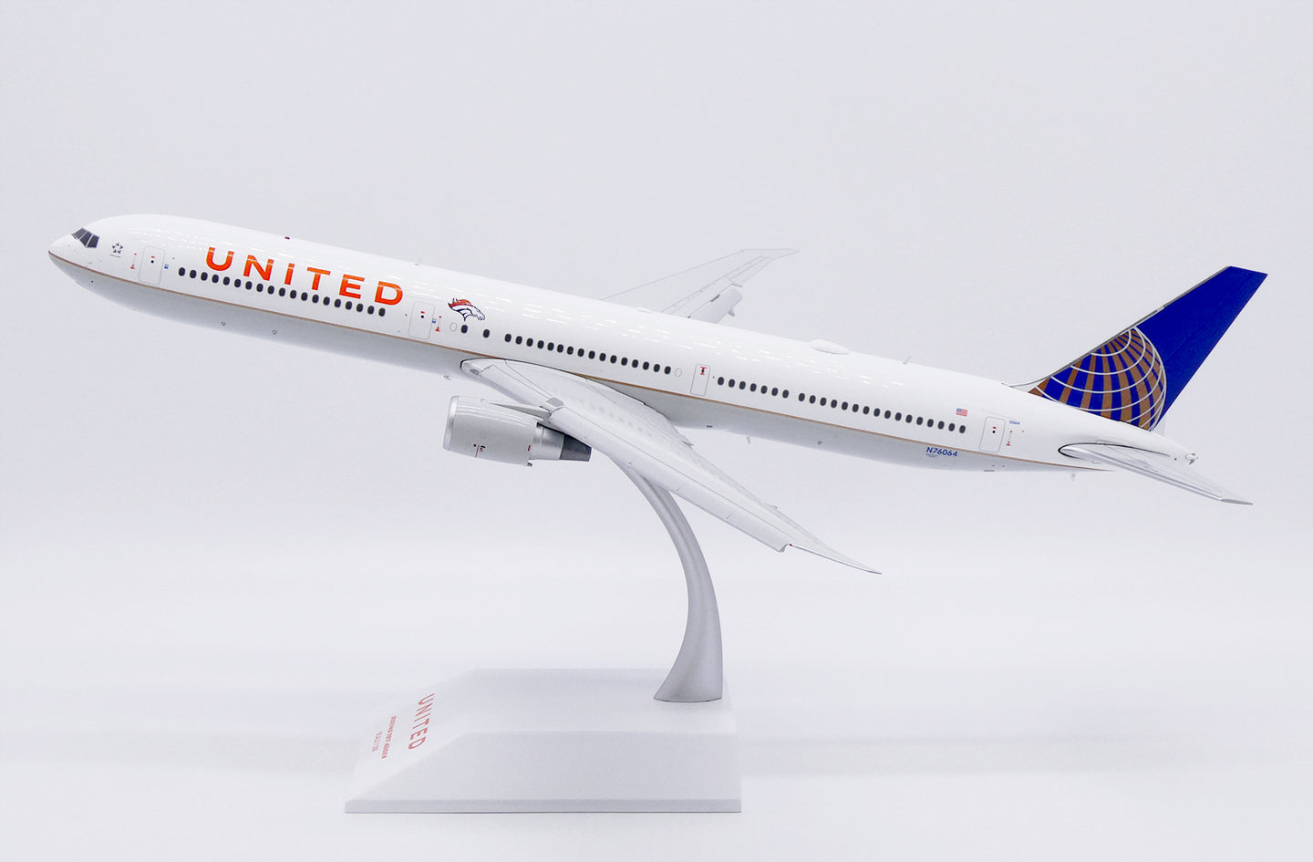 JC WINGS B767-400ER UNITED AIRLINES "DENVER BRONCOS" (FLAPS DOWN) REG: N76064
