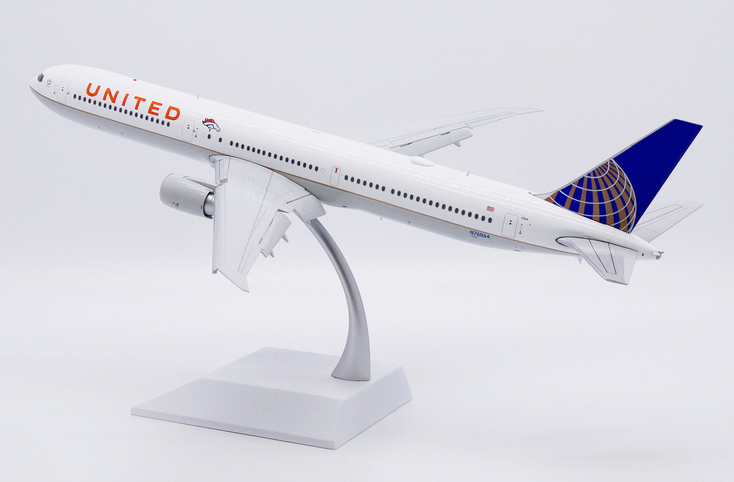 JC WINGS B767-400ER UNITED AIRLINES "DENVER BRONCOS" (FLAPS DOWN) REG: N76064