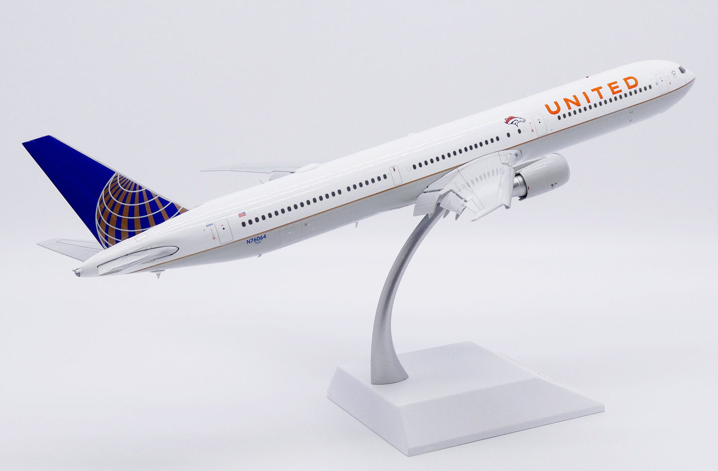 JC WINGS B767-400ER UNITED AIRLINES "DENVER BRONCOS" (FLAPS DOWN) REG: N76064