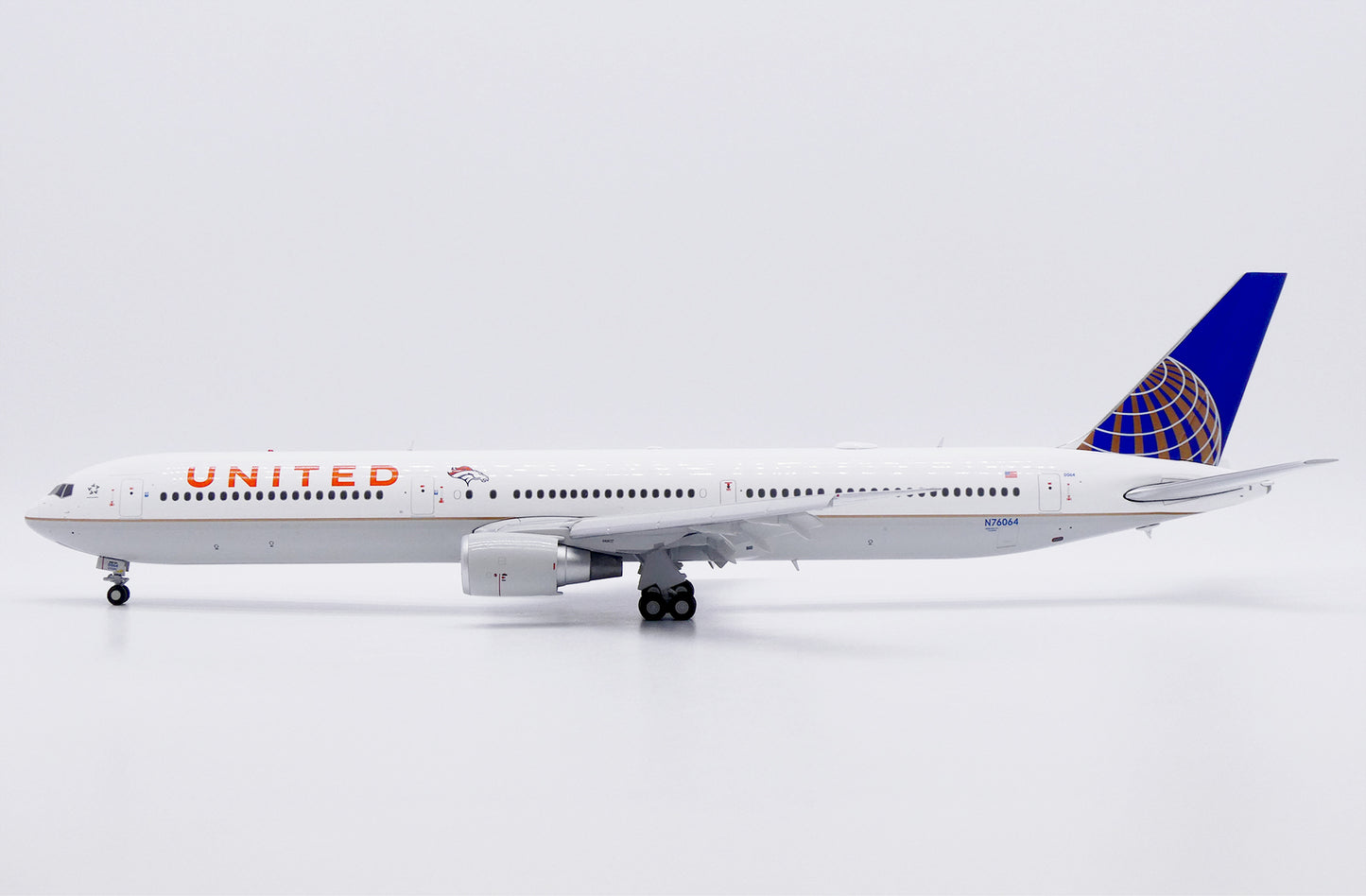 JC WINGS B767-400ER UNITED AIRLINES "DENVER BRONCOS" (FLAPS DOWN) REG: N76064