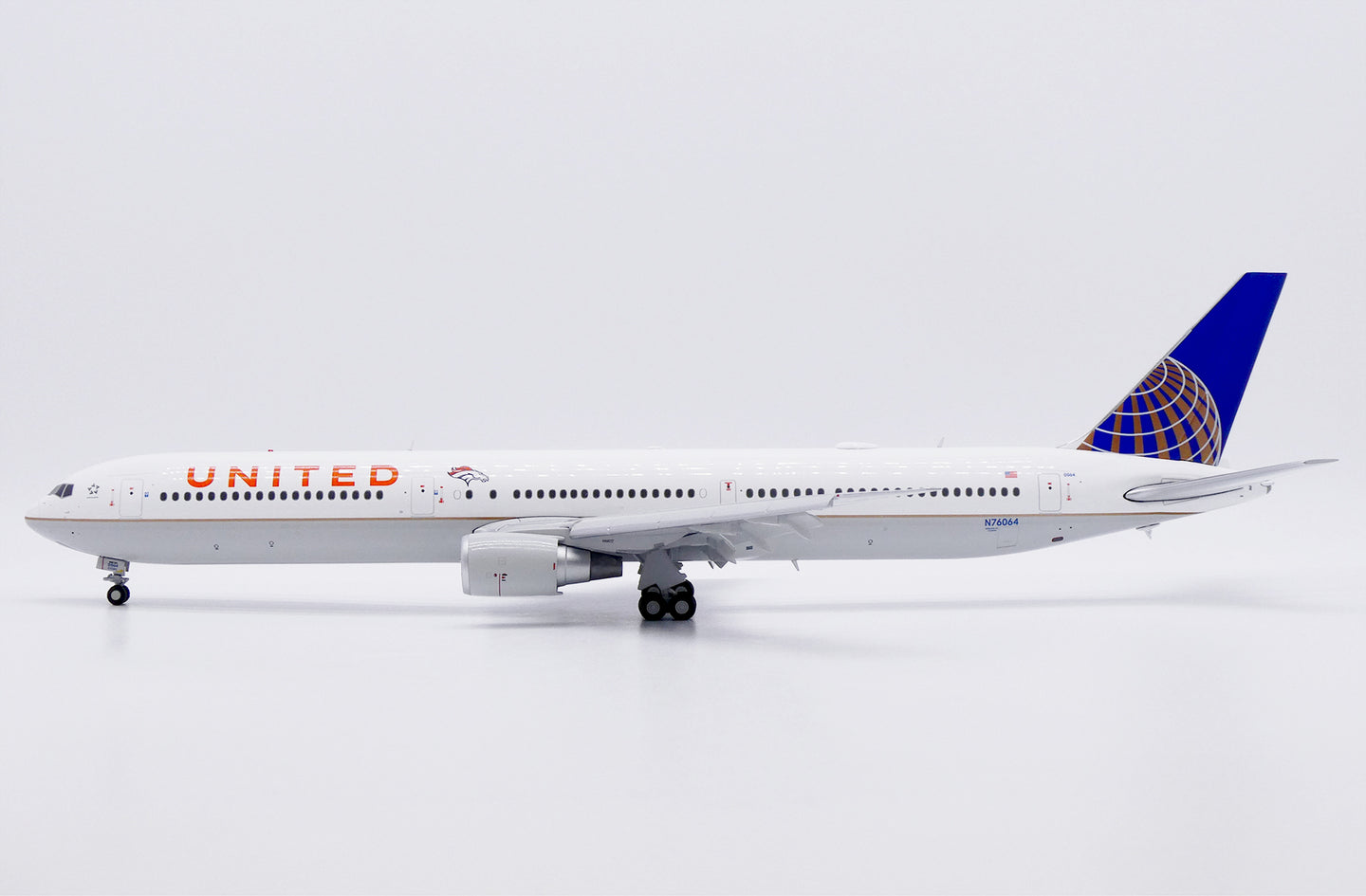 JC WINGS B767-400ER UNITED AIRLINES "DENVER BRONCOS" (FLAPS DOWN) REG: N76064