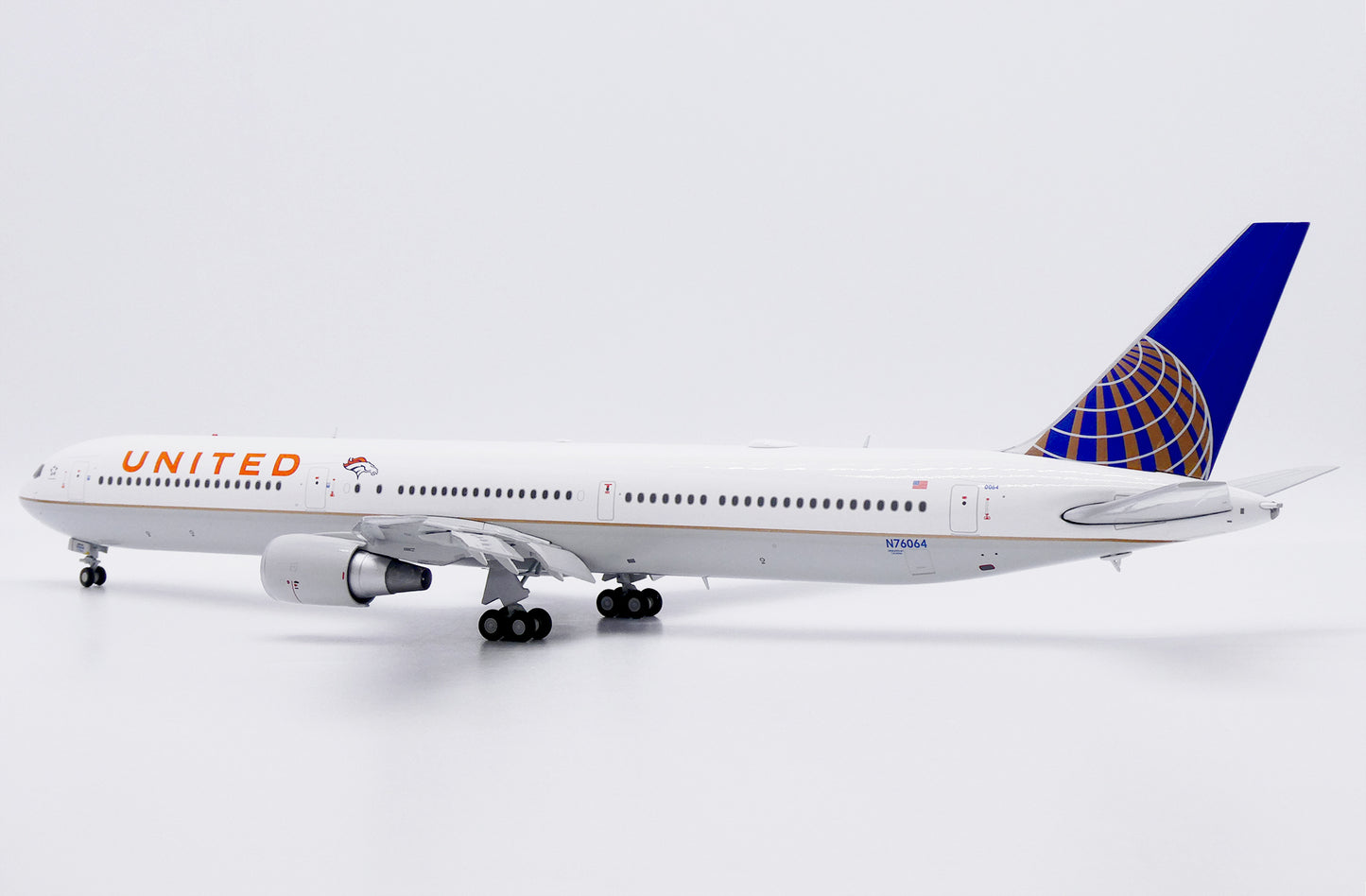 JC WINGS B767-400ER UNITED AIRLINES "DENVER BRONCOS" (FLAPS DOWN) REG: N76064