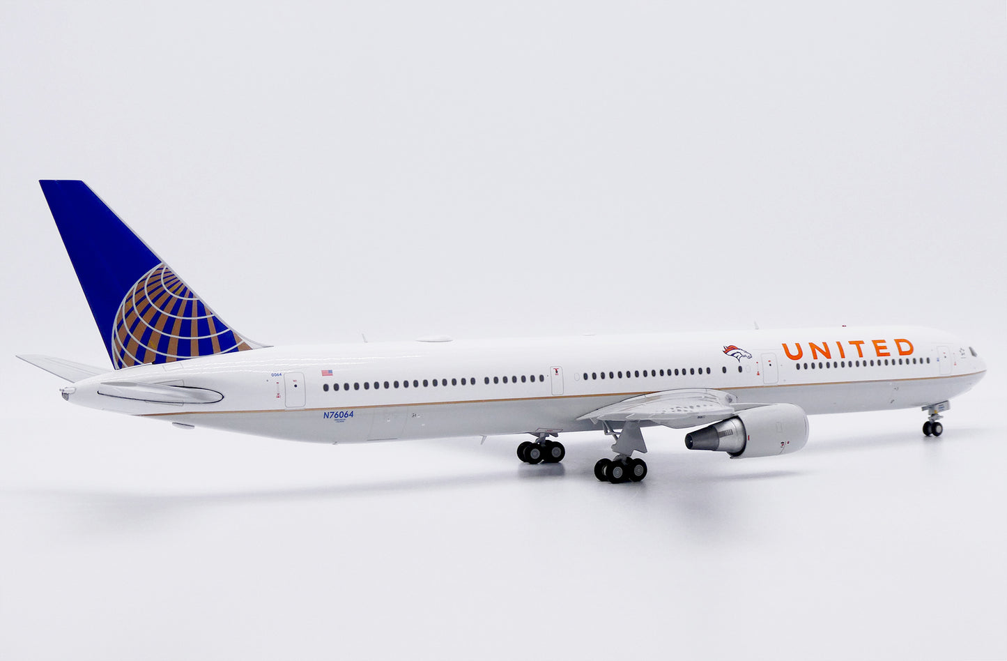 JC WINGS B767-400ER UNITED AIRLINES "DENVER BRONCOS" REG: N76064