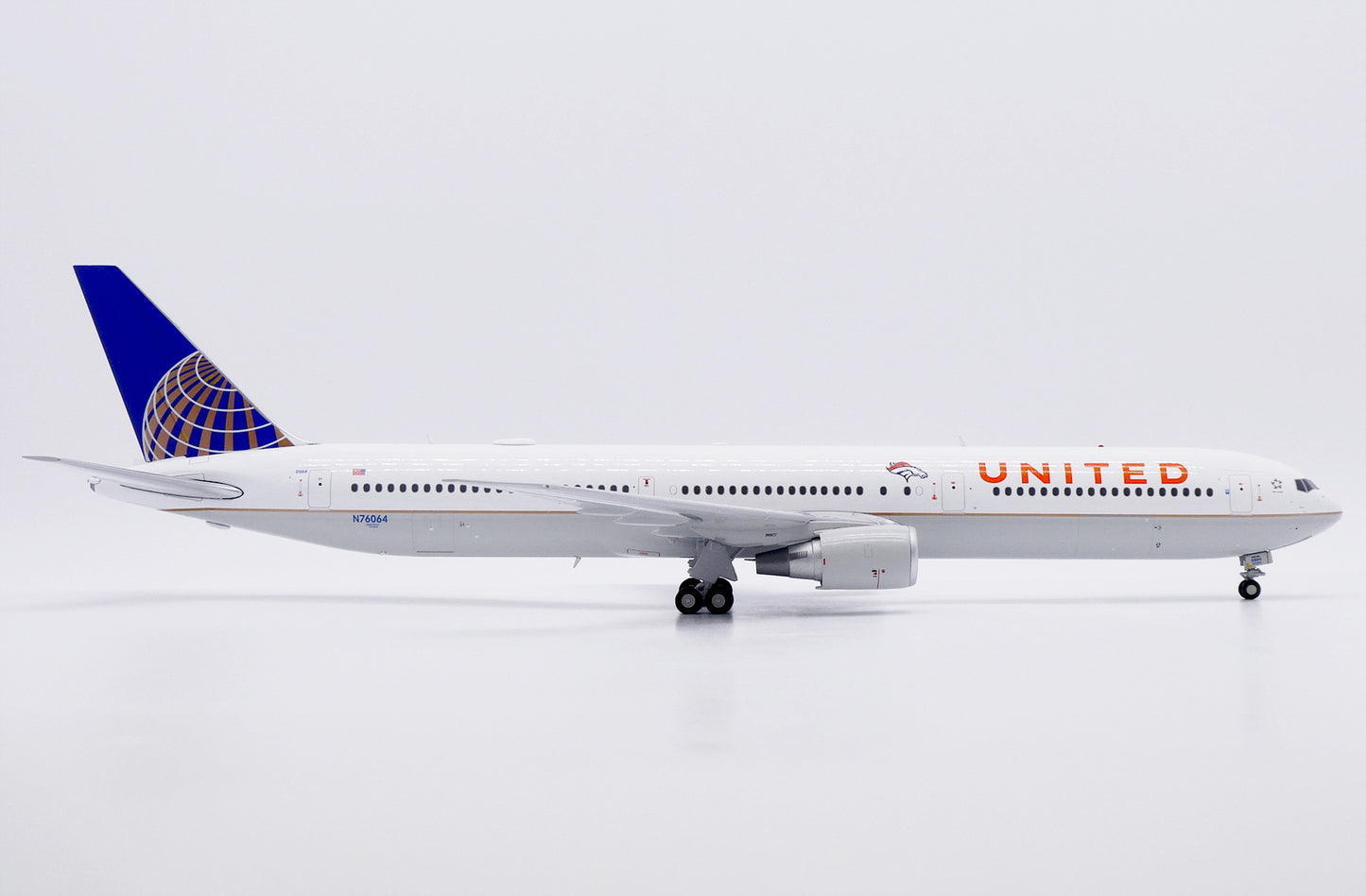 JC WINGS B767-400ER UNITED AIRLINES "DENVER BRONCOS" REG: N76064