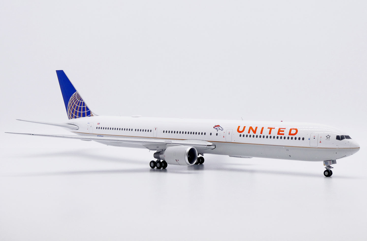 JC WINGS B767-400ER UNITED AIRLINES "DENVER BRONCOS" REG: N76064
