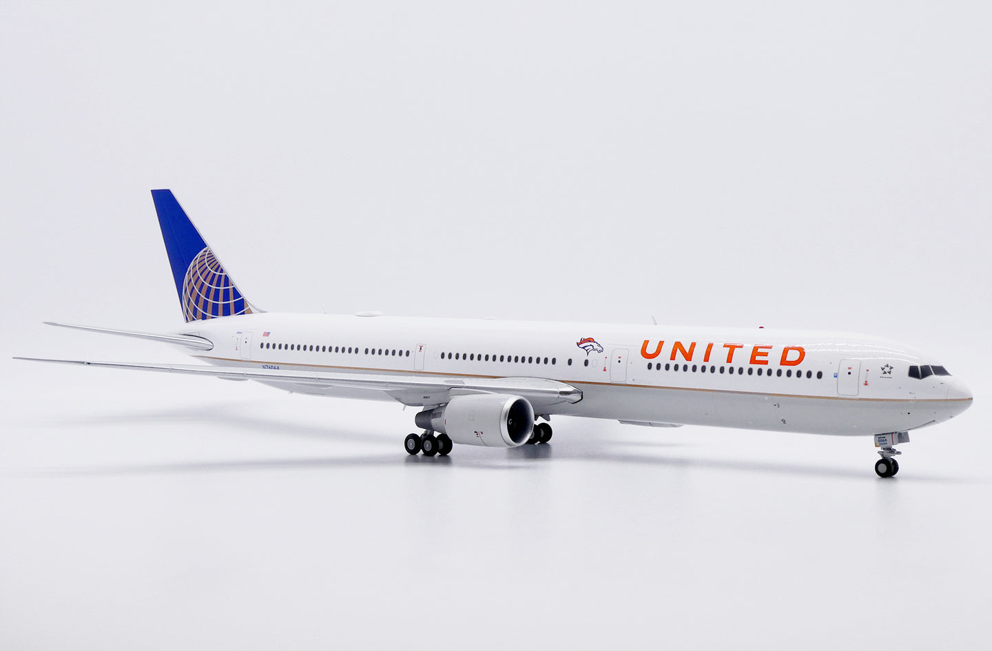 JC WINGS B767-400ER UNITED AIRLINES "DENVER BRONCOS" REG: N76064