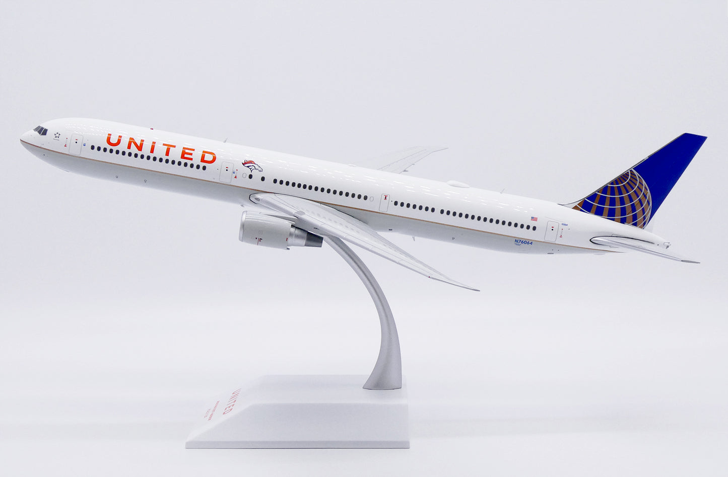 JC WINGS B767-400ER UNITED AIRLINES "DENVER BRONCOS" REG: N76064