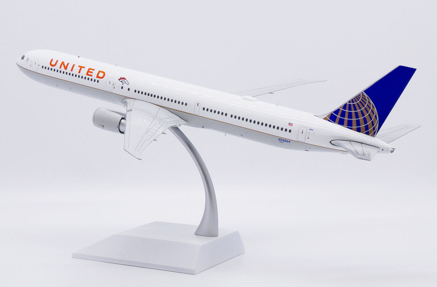 JC WINGS B767-400ER UNITED AIRLINES "DENVER BRONCOS" REG: N76064