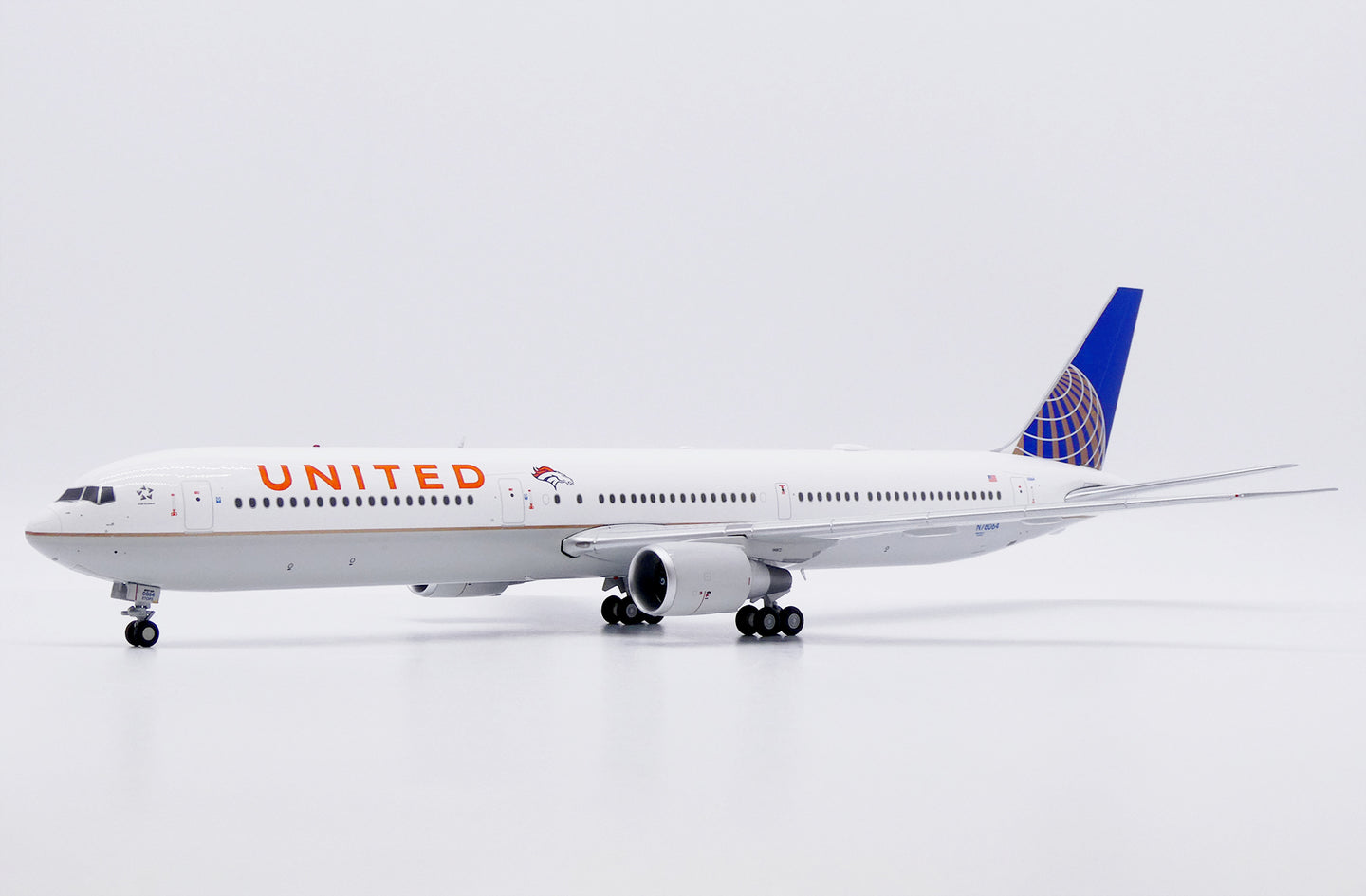 JC WINGS B767-400ER UNITED AIRLINES "DENVER BRONCOS" REG: N76064