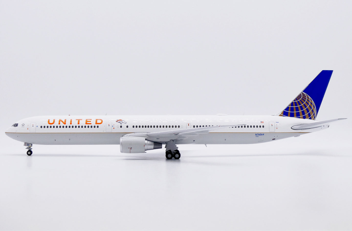 JC WINGS B767-400ER UNITED AIRLINES "DENVER BRONCOS" REG: N76064