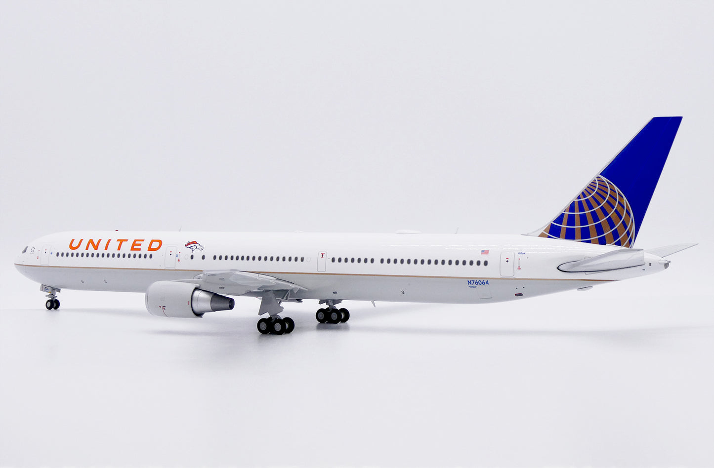 JC WINGS B767-400ER UNITED AIRLINES "DENVER BRONCOS" REG: N76064