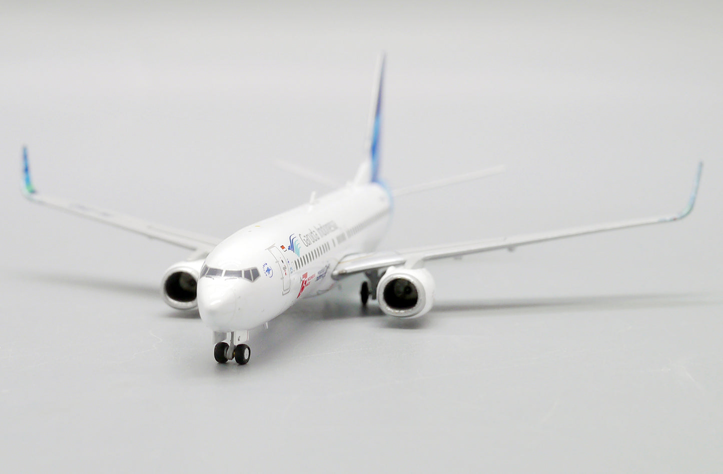 JC WINGS B737-800 75  GARUDA INDONESIA INDONESIA MAJU REG: PK-GMZ