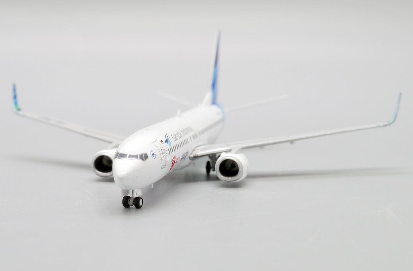 JC WINGS B737-800 75  GARUDA INDONESIA INDONESIA MAJU REG: PK-GMZ