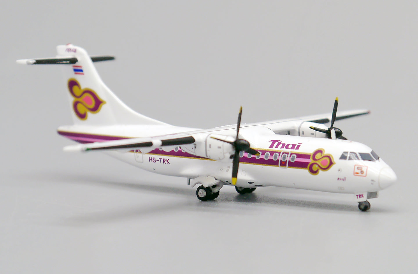 JCWINGS ATR 42-320 THAI AIRWAYS REG: HS-TRK