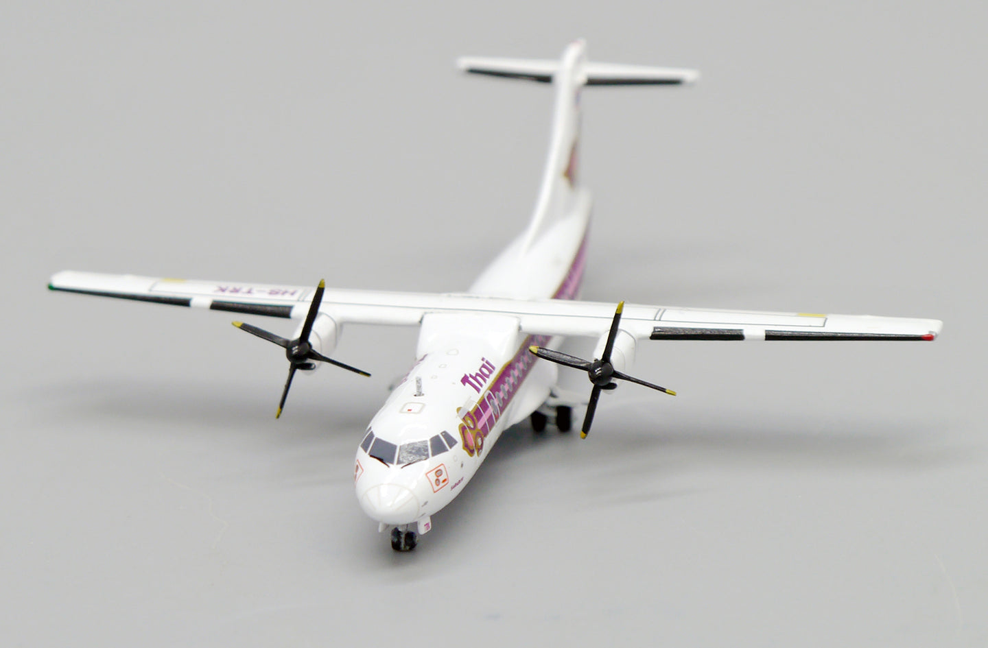 JCWINGS ATR 42-320 THAI AIRWAYS REG: HS-TRK
