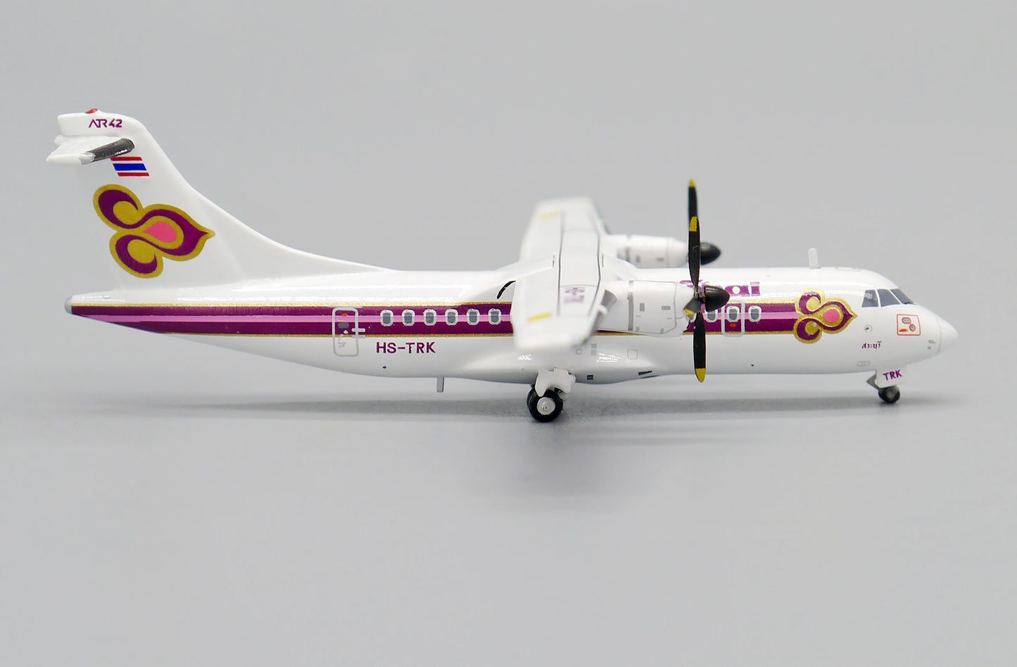 JCWINGS ATR 42-320 THAI AIRWAYS REG: HS-TRK