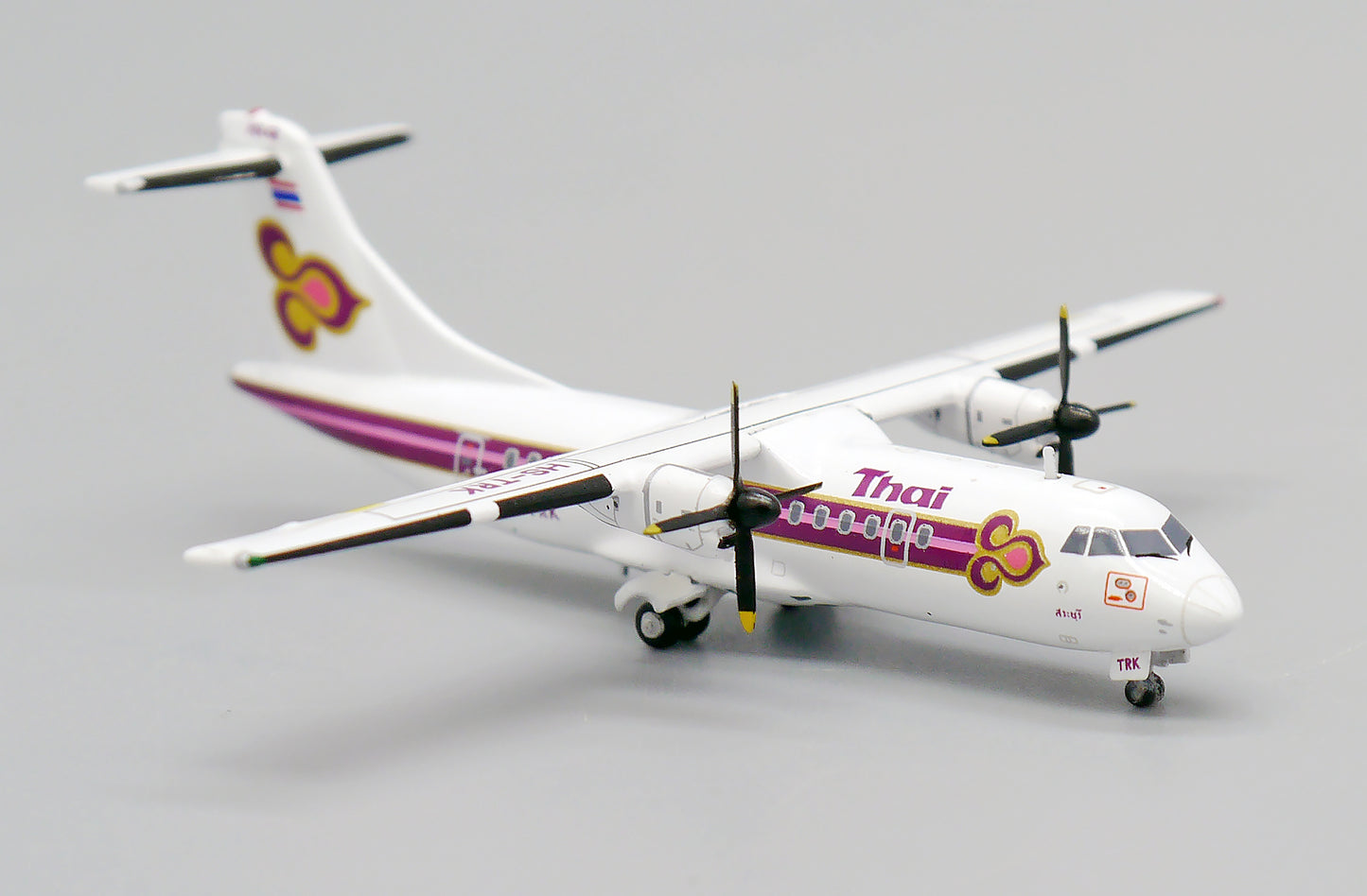 JCWINGS ATR 42-320 THAI AIRWAYS REG: HS-TRK