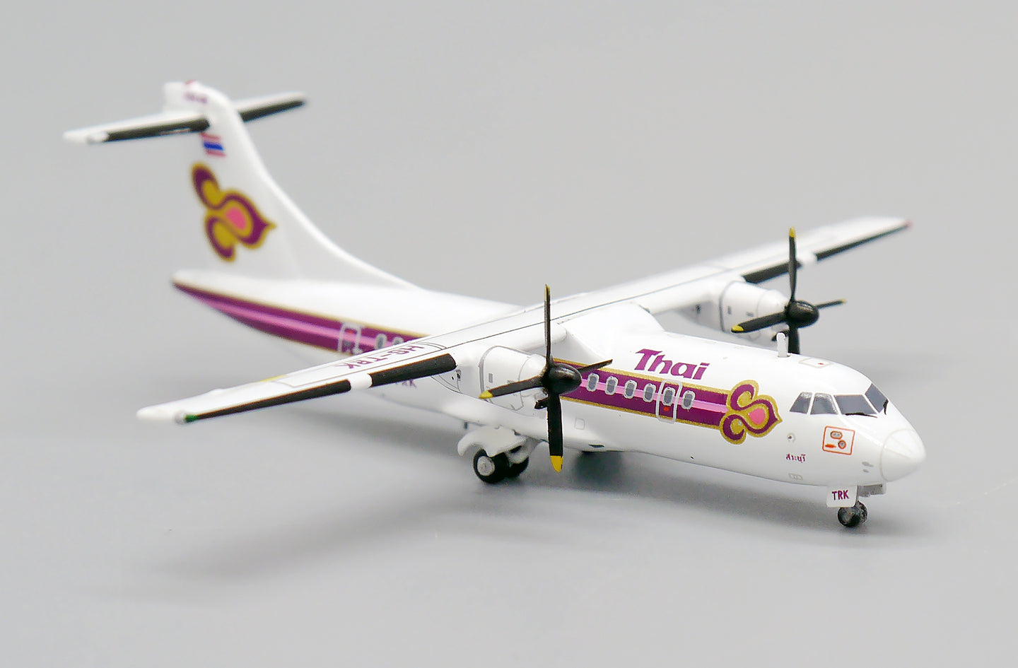 JCWINGS ATR 42-320 THAI AIRWAYS REG: HS-TRK