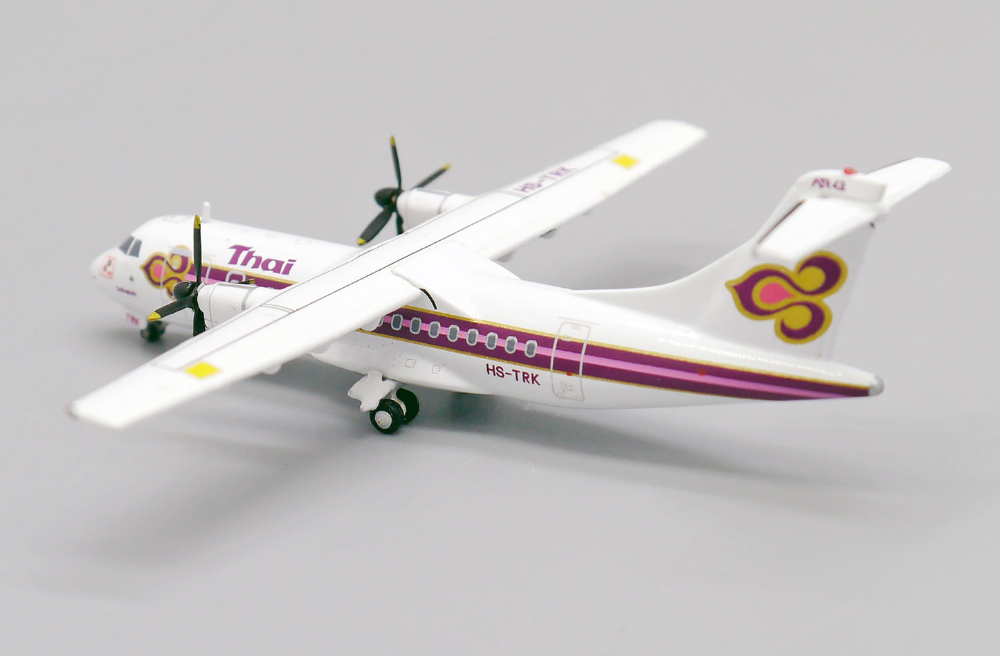 JCWINGS ATR 42-320 THAI AIRWAYS REG: HS-TRK