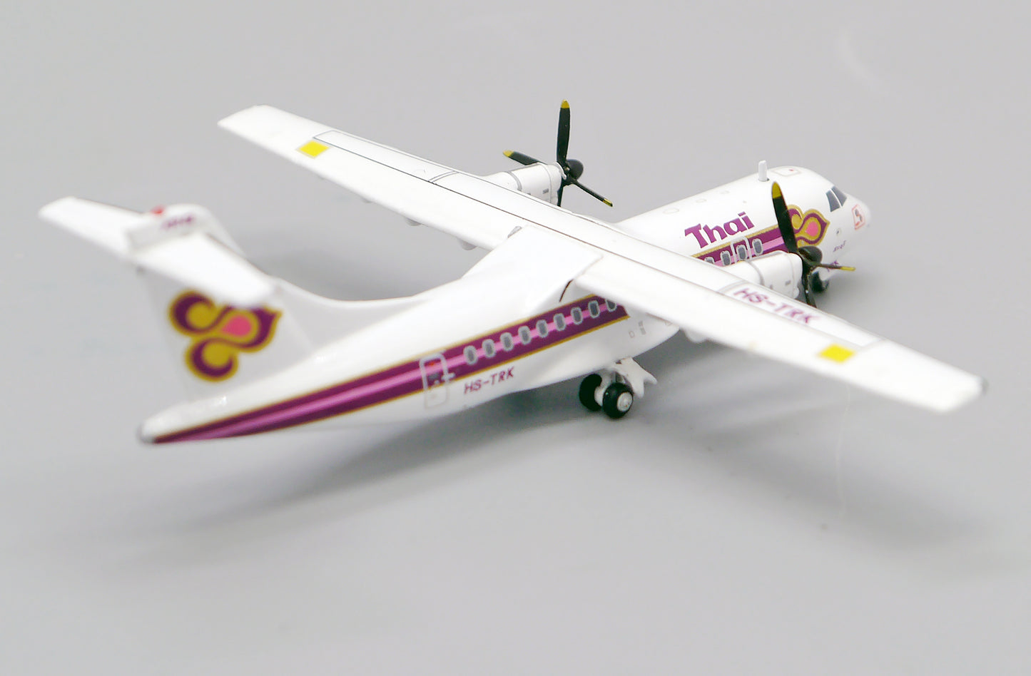 JCWINGS ATR 42-320 THAI AIRWAYS REG: HS-TRK