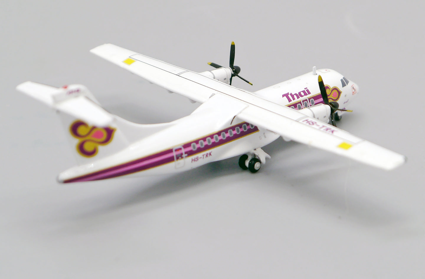 JCWINGS ATR 42-320 THAI AIRWAYS REG: HS-TRK