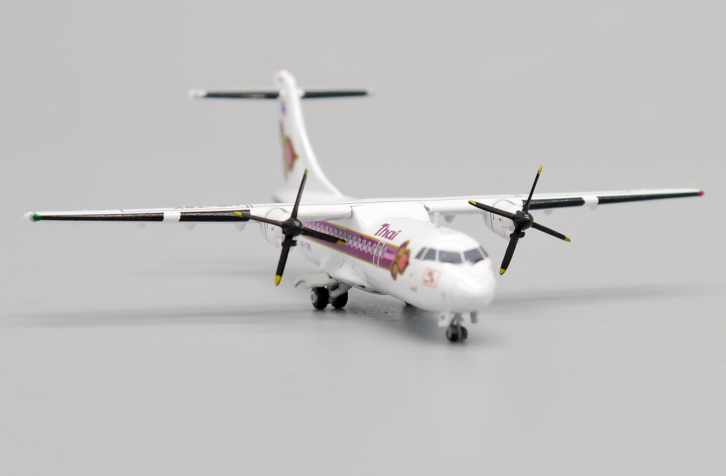 JCWINGS ATR 42-320 THAI AIRWAYS REG: HS-TRK