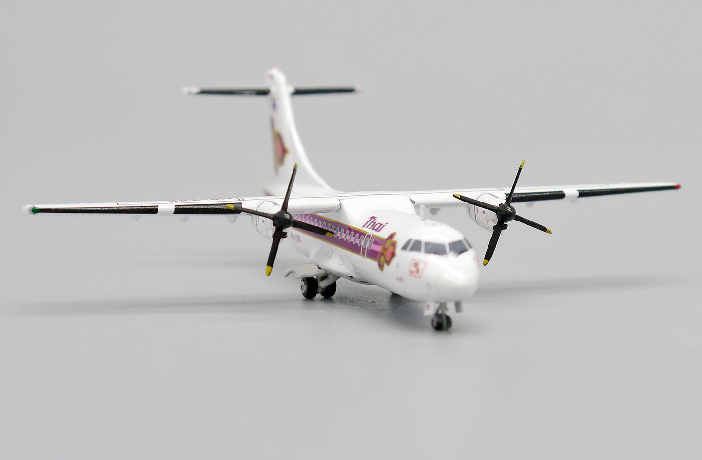 JCWINGS ATR 42-320 THAI AIRWAYS REG: HS-TRK