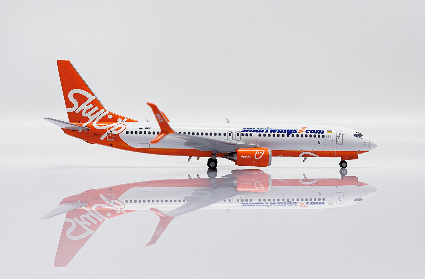 JC WINGS B737-800 SMARTWINGS "SKYUP HYBRID LIVERY" REG: UR-SQG