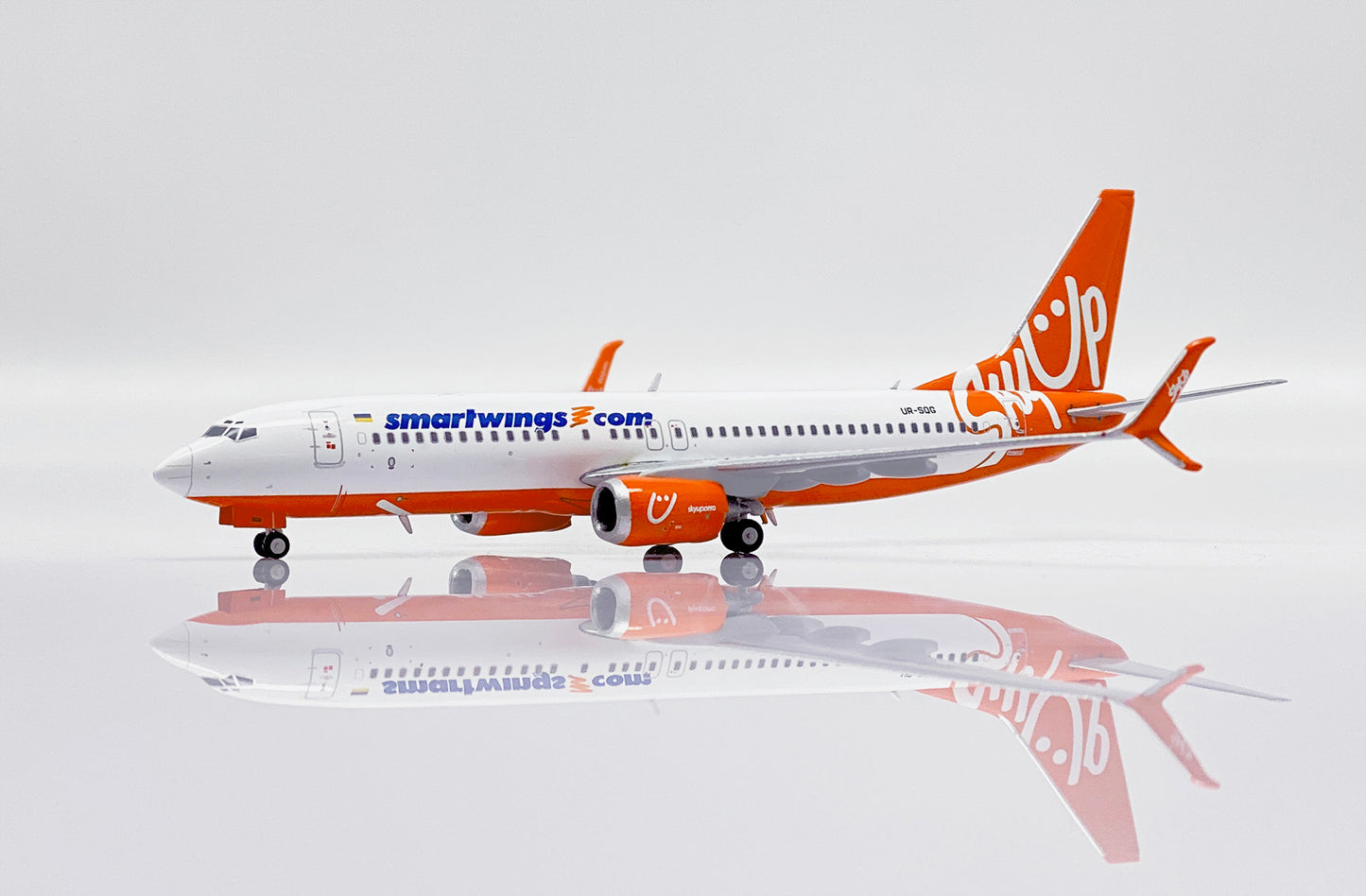 JC WINGS B737-800 SMARTWINGS "SKYUP HYBRID LIVERY" REG: UR-SQG