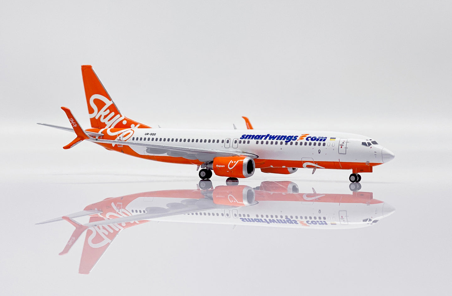 JC WINGS B737-800 SMARTWINGS "SKYUP HYBRID LIVERY" REG: UR-SQG