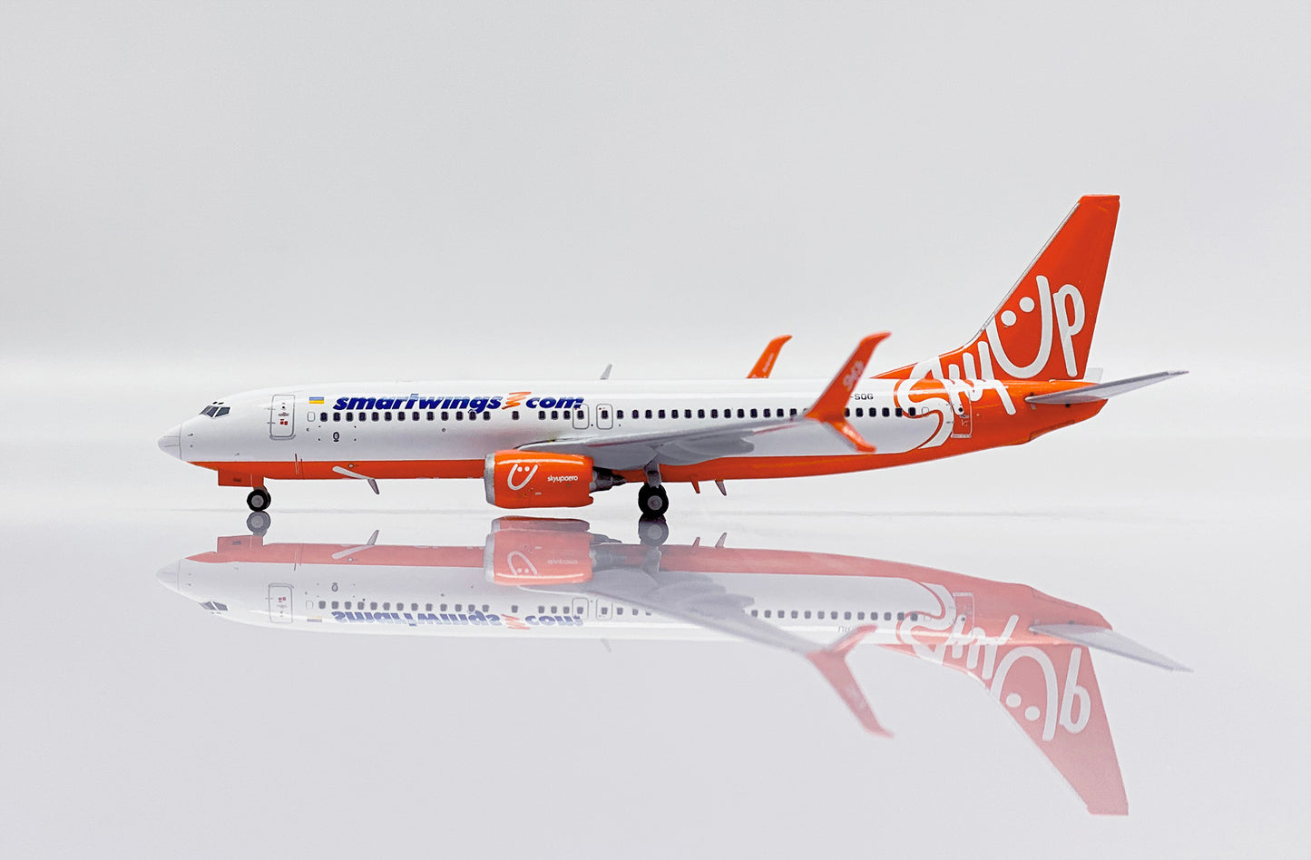 JC WINGS B737-800 SMARTWINGS "SKYUP HYBRID LIVERY" REG: UR-SQG