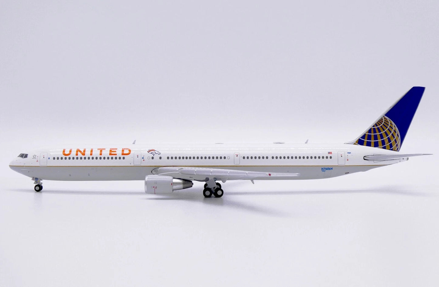 JC WINGS B767-400ER UNITED AIRLINES "DENVER BRONCOS" REG: N76064