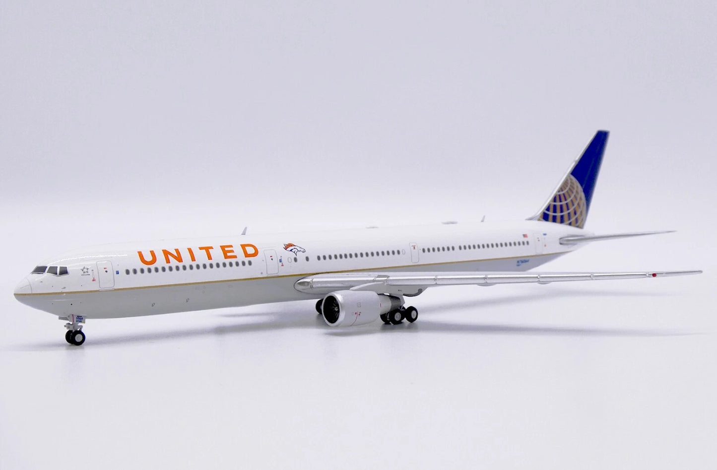 JC WINGS B767-400ER UNITED AIRLINES "DENVER BRONCOS" REG: N76064