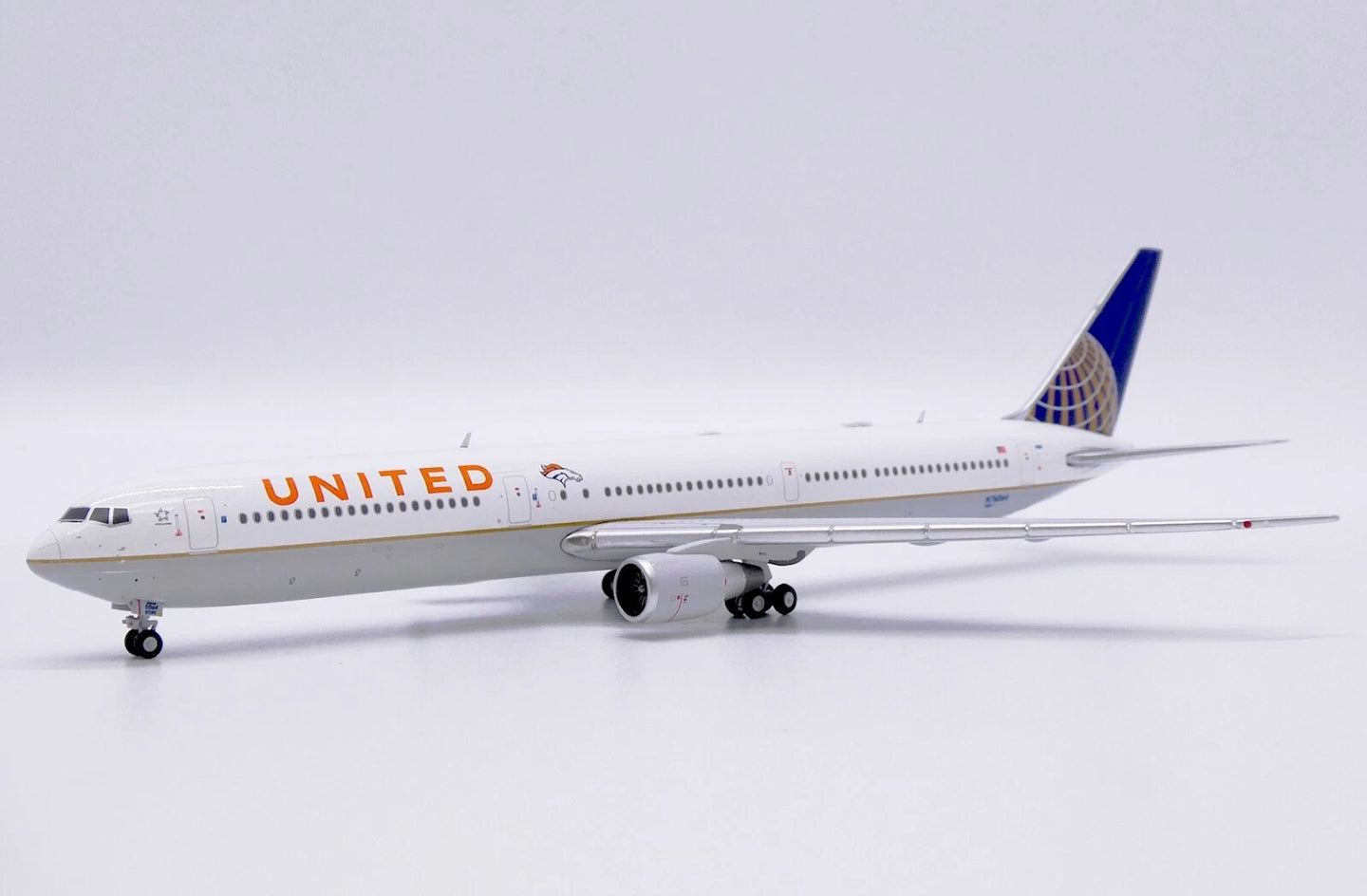 JC WINGS B767-400ER UNITED AIRLINES "DENVER BRONCOS" REG: N76064