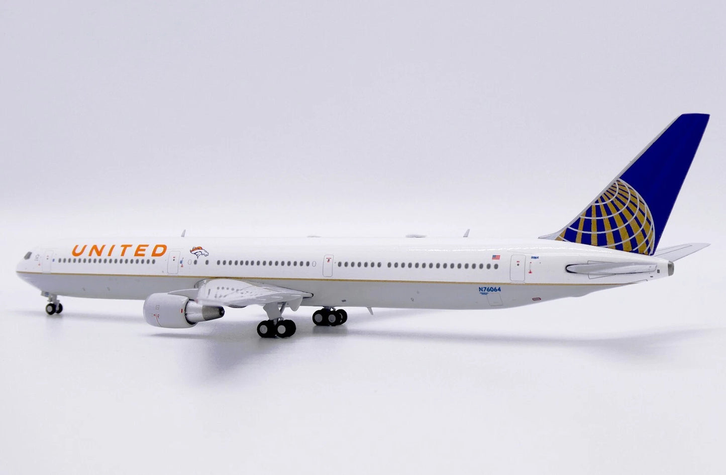 JC WINGS B767-400ER UNITED AIRLINES "DENVER BRONCOS" REG: N76064