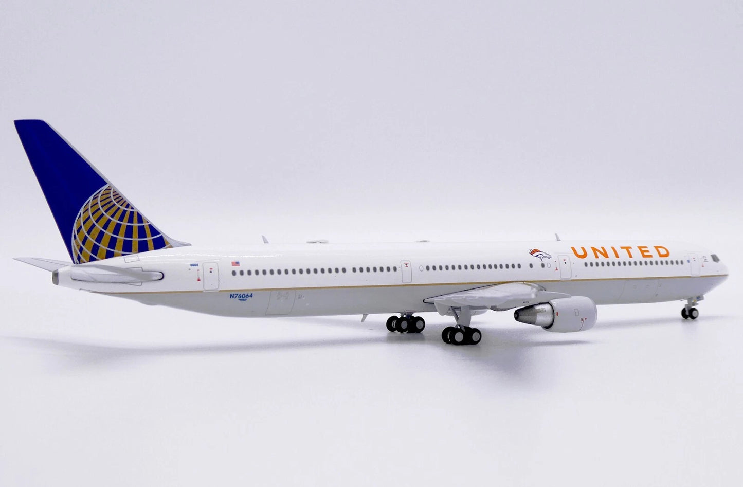 JC WINGS B767-400ER UNITED AIRLINES "DENVER BRONCOS" REG: N76064