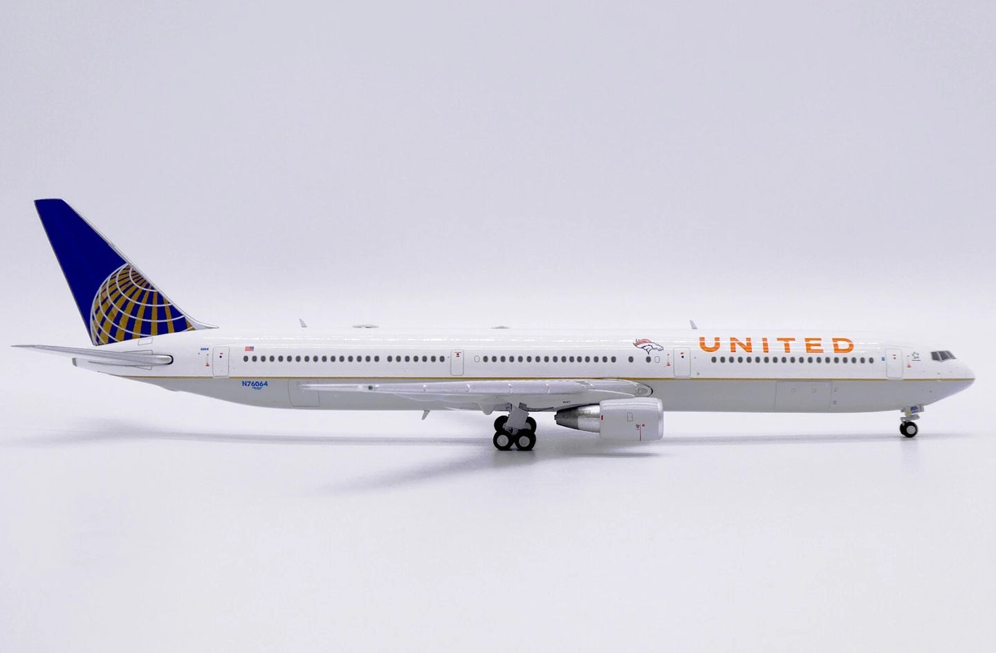 JC WINGS B767-400ER UNITED AIRLINES "DENVER BRONCOS" REG: N76064