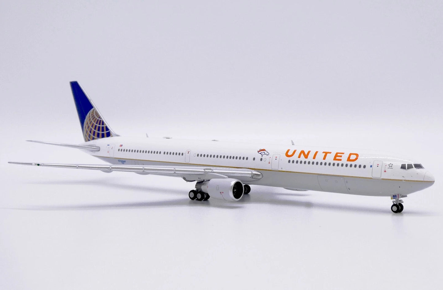 JC WINGS B767-400ER UNITED AIRLINES "DENVER BRONCOS" REG: N76064