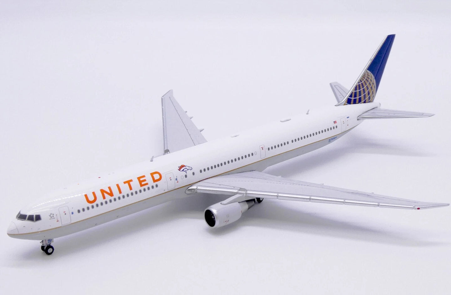JC WINGS B767-400ER UNITED AIRLINES "DENVER BRONCOS" REG: N76064