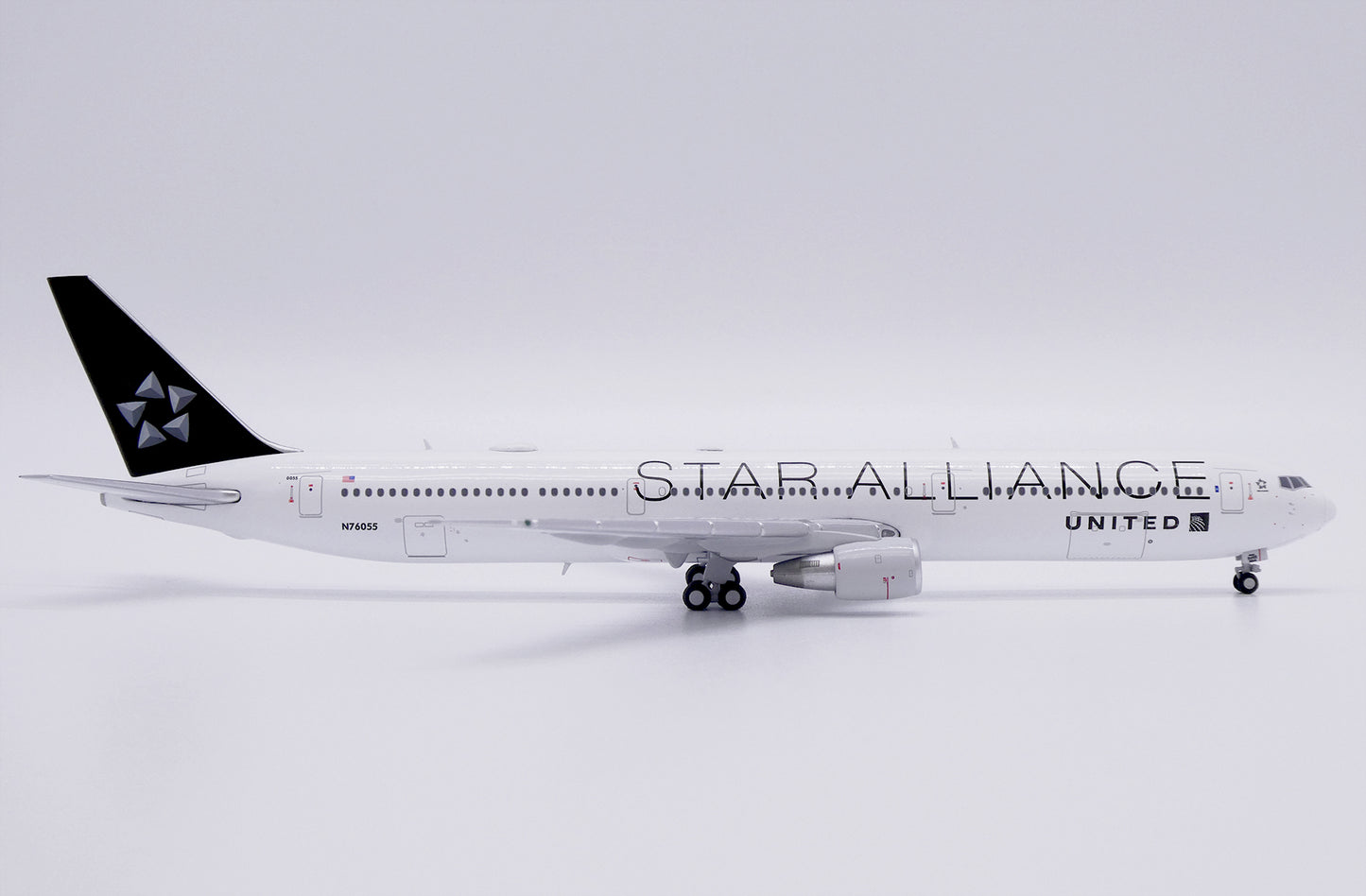 JC WINGS B767-400ER UNITED AIRLINES "STAR ALLIANCE" REG: N76055