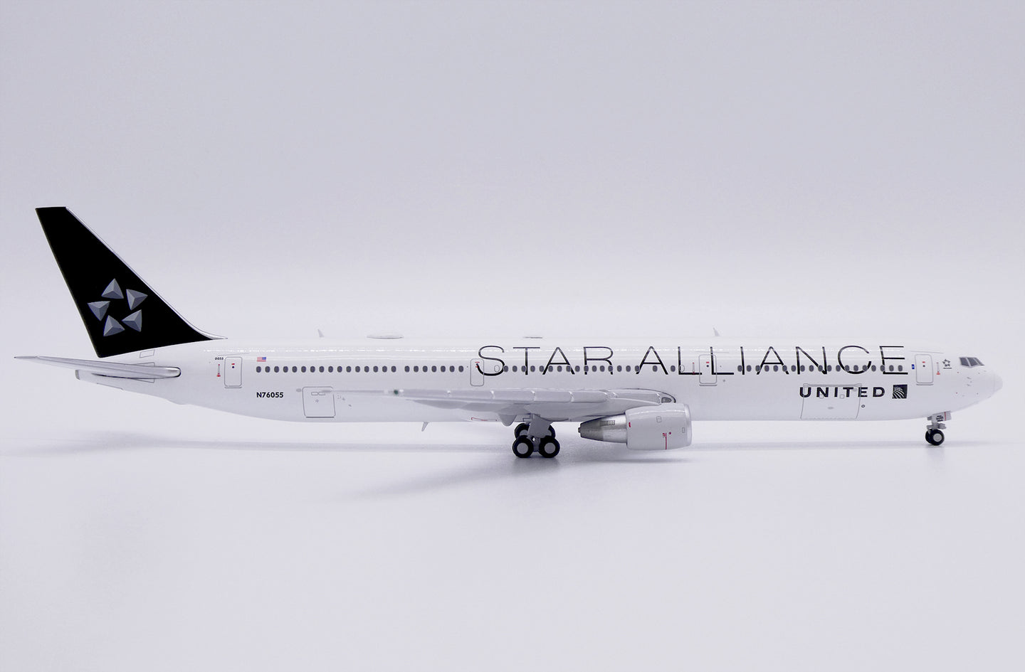 JC WINGS B767-400ER UNITED AIRLINES "STAR ALLIANCE" REG: N76055