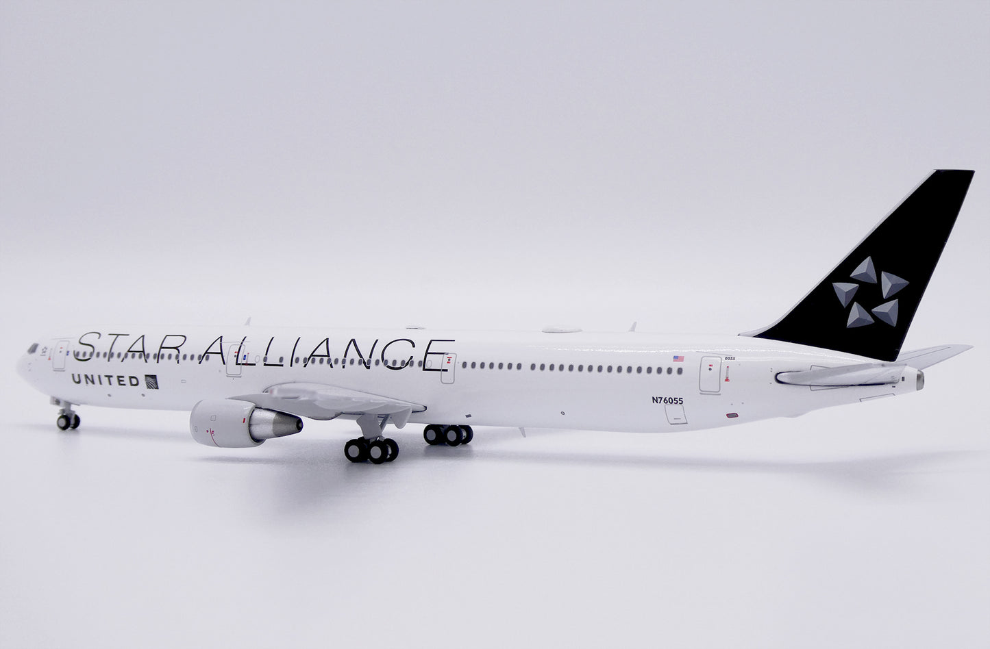 JC WINGS B767-400ER UNITED AIRLINES "STAR ALLIANCE" REG: N76055