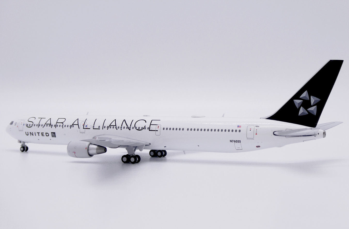 JC WINGS B767-400ER UNITED AIRLINES "STAR ALLIANCE" REG: N76055