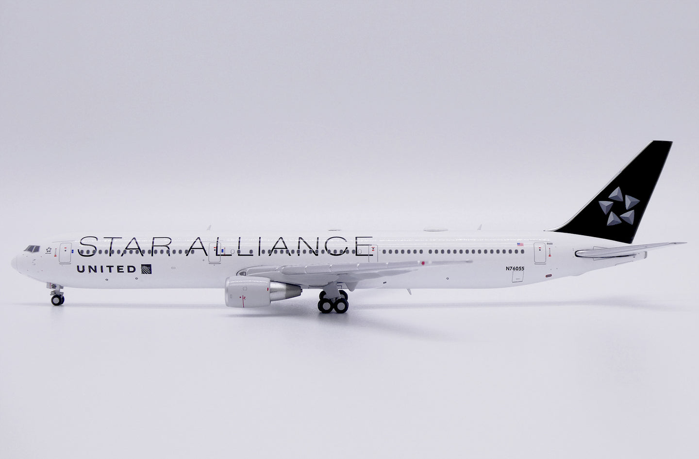 JC WINGS B767-400ER UNITED AIRLINES "STAR ALLIANCE" REG: N76055