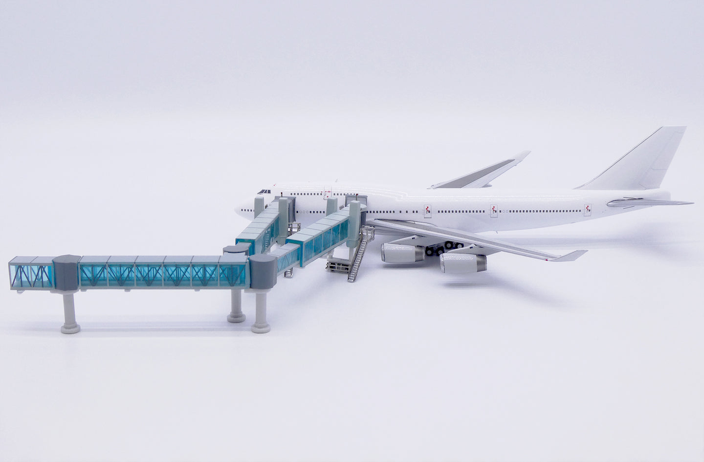 JC WINGS AIR PASSENGER BRIDGE FOR B747 (BLUE)