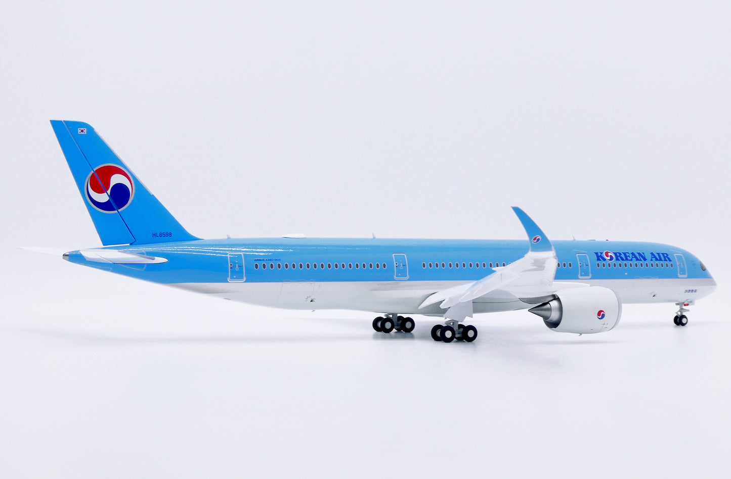 JC WINGS A350-900XWB KOREAN AIR (FLAPS DOWN) REG: HL8598
