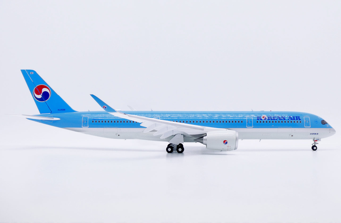 JC WINGS A350-900XWB KOREAN AIR (FLAPS DOWN) REG: HL8598