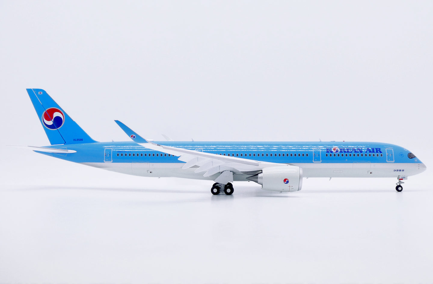JC WINGS A350-900XWB KOREAN AIR (FLAPS DOWN) REG: HL8598