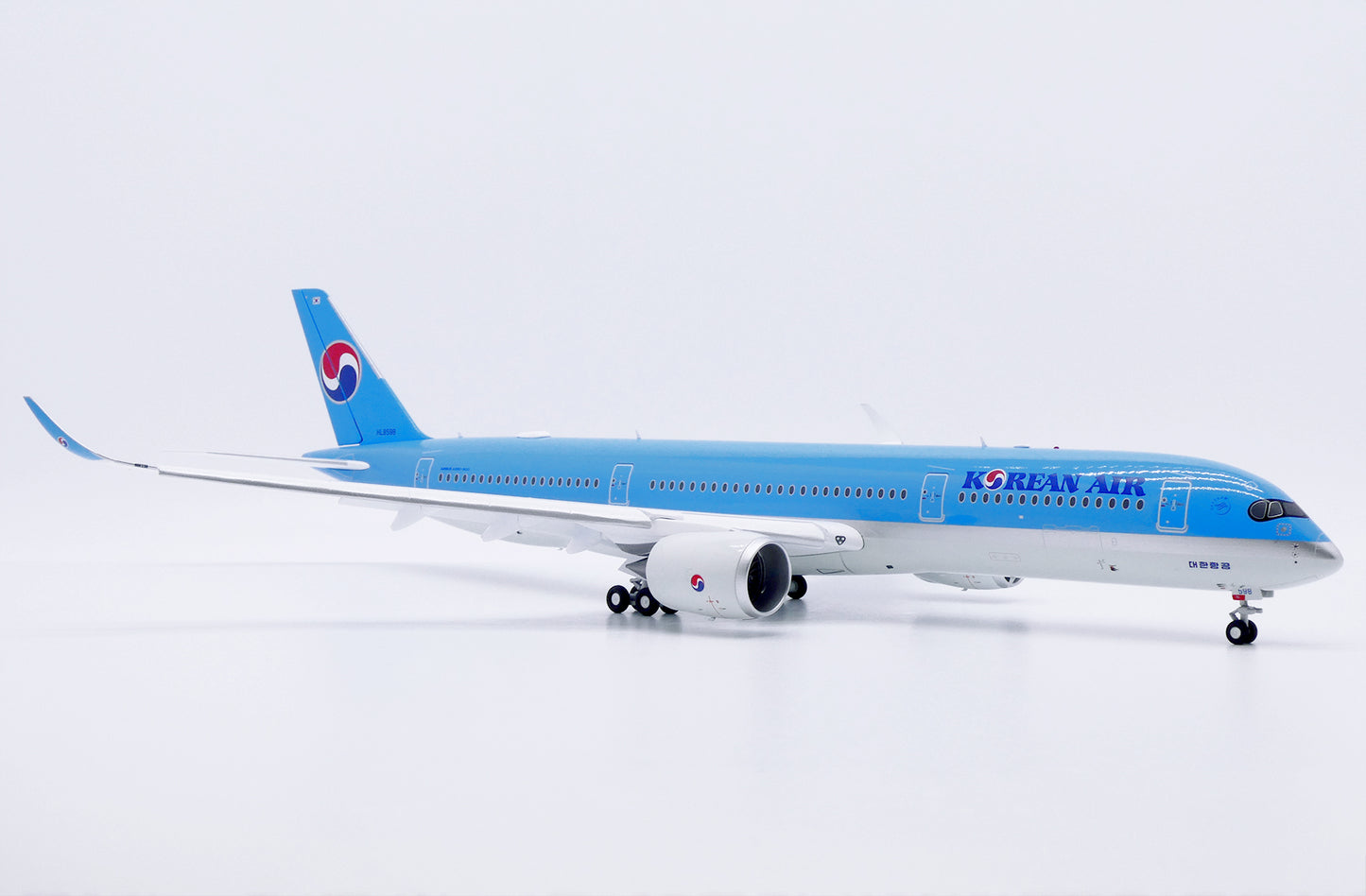 JC WINGS A350-900XWB KOREAN AIR (FLAPS DOWN) REG: HL8598